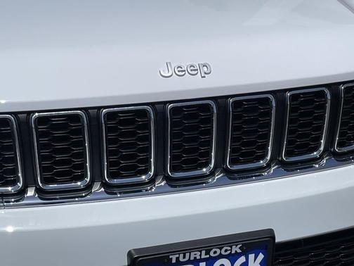 Bright White Clearcoat 2026 Jeep Grand Cherokee Altitude