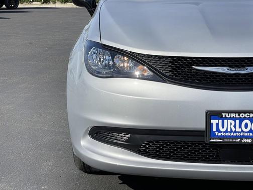 2026 Chrysler Voyager LX