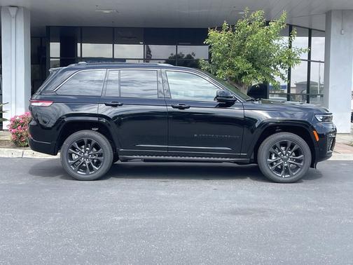 Diamond Black Crystal Pearlcoat 2026 Jeep Grand Cherokee Limited