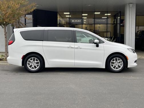 2023 Chrysler Voyager LX