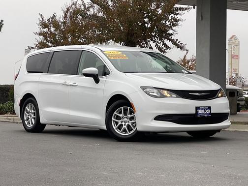 2023 Chrysler Voyager LX