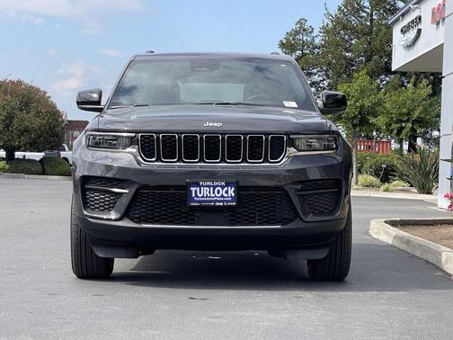 Baltic Gray Metallic Clearcoat 2026 Jeep Grand Cherokee Laredo