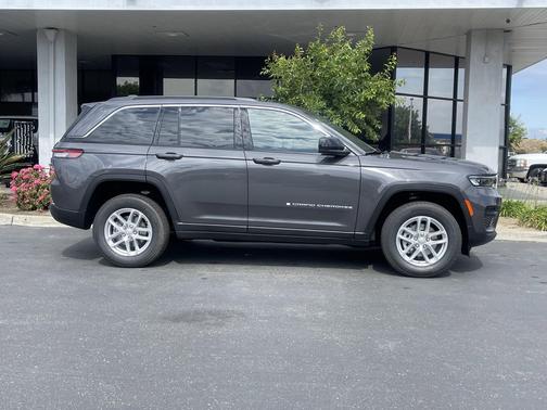Baltic Gray Metallic Clearcoat 2026 Jeep Grand Cherokee Laredo