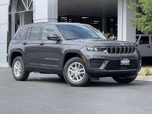 Baltic Gray Metallic Clearcoat 2026 Jeep Grand Cherokee Laredo