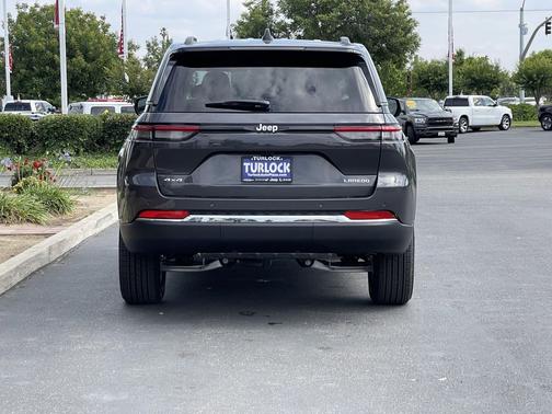 Baltic Gray Metallic Clearcoat 2026 Jeep Grand Cherokee Laredo