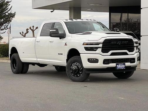Bright White Clearcoat 2026 RAM 3500 Laramie Crew Cab 4x4 8' Box