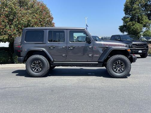 Granite Crystal Metallic Clearcoat 2026 Jeep Wrangler Rubicon