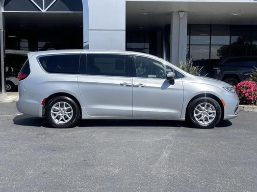 Silver Mist Clearcoat 2023 Chrysler Pacifica Touring L