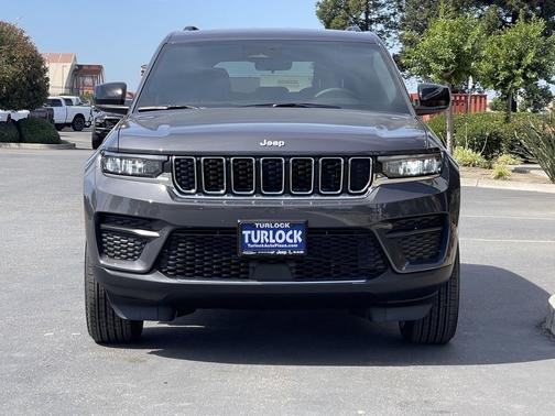 Baltic Gray Metallic Clearcoat 2026 Jeep Grand Cherokee Laredo