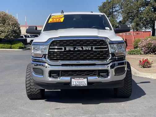 Bright White Clearcoat 2022 RAM 2500 Big Horn Crew Cab 4x4 6'4' Box