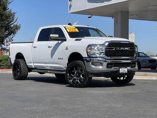 Bright White Clearcoat 2022 RAM 2500 Big Horn Crew Cab 4x4 6'4' Box
