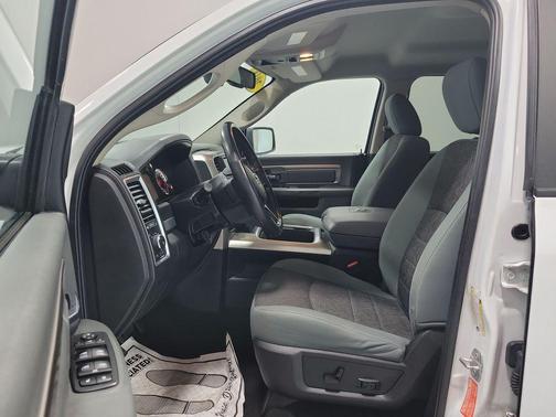 Bright White Clearcoat 2018 RAM 1500 Big Horn