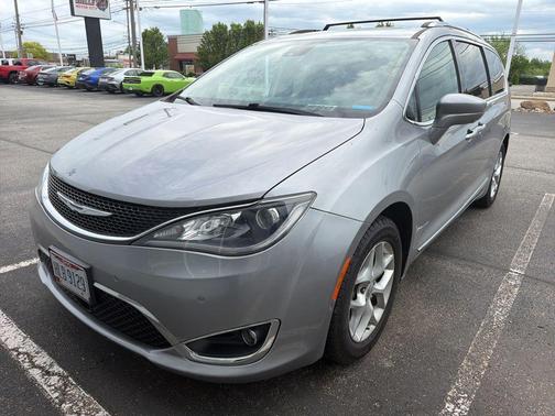 Billet Silver Metallic Clearcoat 2018 Chrysler Pacifica Touring-L Plus