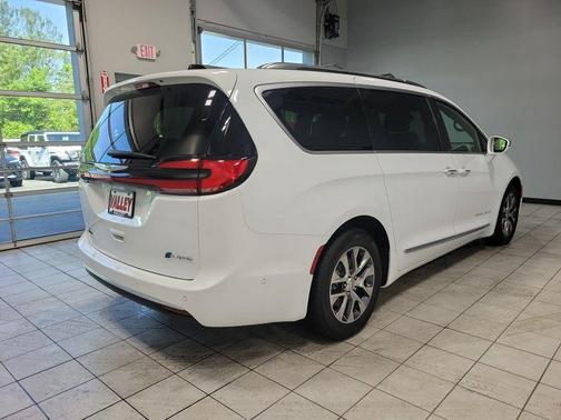 2024 Chrysler Pacifica Hybrid Pinnacle