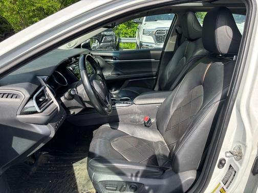 Pearl 2018 Toyota Camry XLE