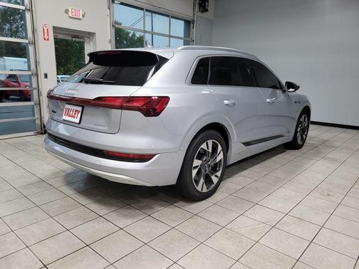 2022 Audi e-tron Premium Plus