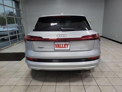 2022 Audi e-tron Premium Plus