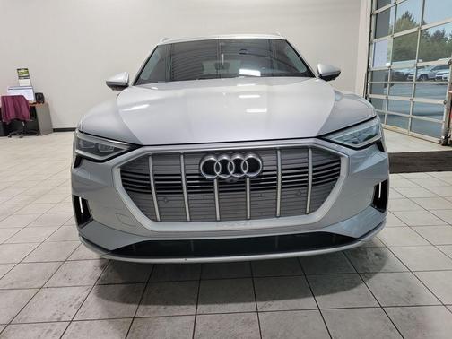 2022 Audi e-tron Premium Plus