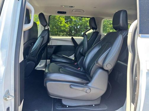 Bright White Clearcoat 2023 Chrysler Pacifica Hybrid Touring L
