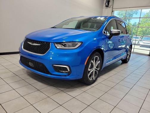 Hydro Blue Pearlcoat 2026 Chrysler Pacifica Pinnacle