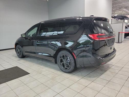 2025 Chrysler Pacifica Hybrid Select