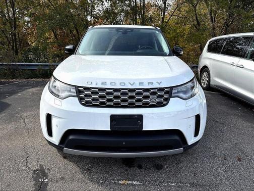 Fuji White 2024 Land Rover Discovery P300 S