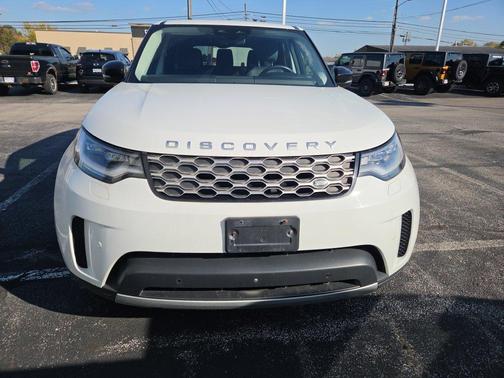 Fuji White 2024 Land Rover Discovery P300 S