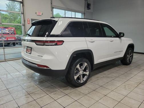 Bright White Clearcoat 2025 Jeep Grand Cherokee Limited