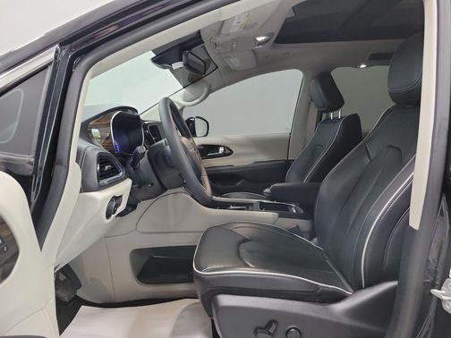 Brilliant Black Crystal Pearlcoat 2023 Chrysler Pacifica Hybrid Limited