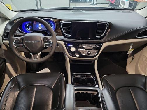 Brilliant Black Crystal Pearlcoat 2023 Chrysler Pacifica Hybrid Limited