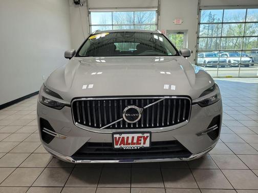 Silver 2023 Volvo XC60 B6 Ultimate Bright Theme