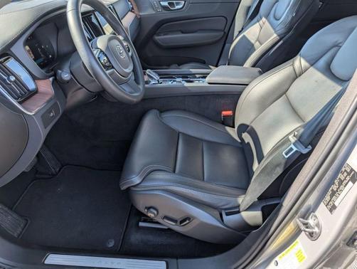 2023 Volvo XC60 B6 Ultimate Bright Theme