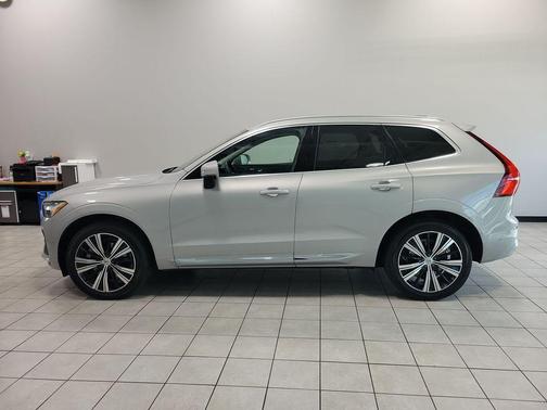 Silver 2023 Volvo XC60 B6 Ultimate Bright Theme