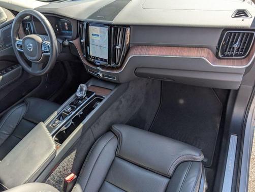 2023 Volvo XC60 B6 Ultimate Bright Theme