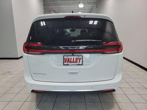 PW7 2027 Chrysler Pacifica SELECT
