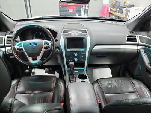 White Platinum Clearcoat Metallic 2014 Ford Explorer XLT