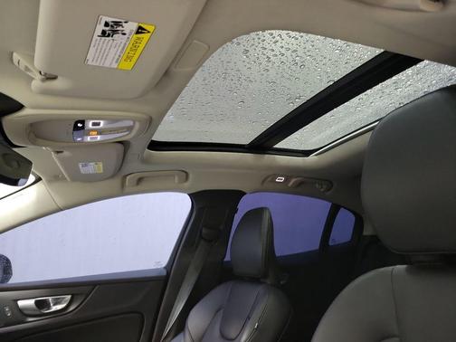 2024 Volvo S60 B5 Core Dark Theme