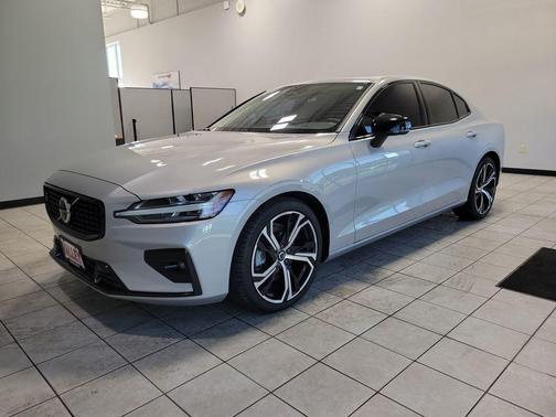 2024 Volvo S60 B5 Core Dark Theme