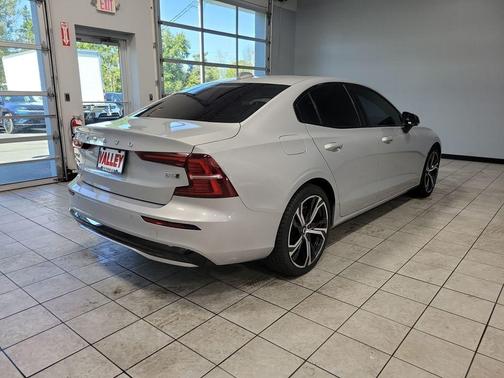 2024 Volvo S60 B5 Core Dark Theme