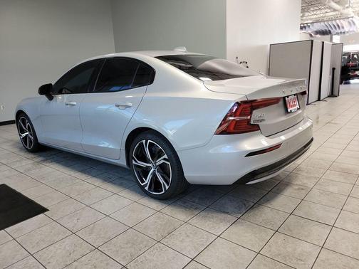 2024 Volvo S60 B5 Core Dark Theme