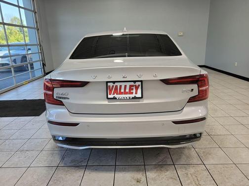 2024 Volvo S60 B5 Core Dark Theme