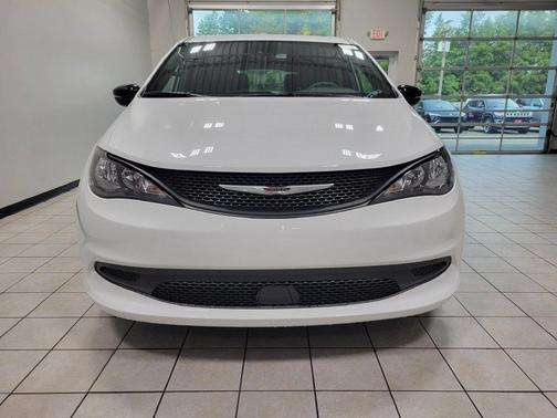 Bright White Clearcoat 2027 Chrysler Pacifica LX