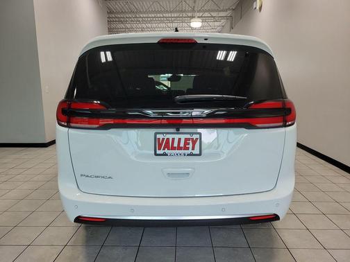PW7 2027 Chrysler Pacifica SELECT