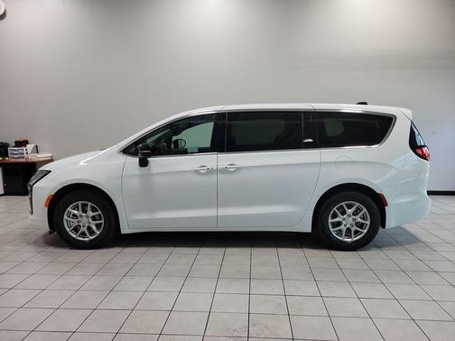 PW7 2027 Chrysler Pacifica SELECT