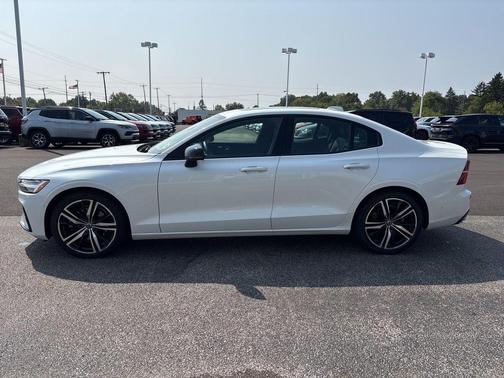 2022 Volvo S60 B5 R-Design
