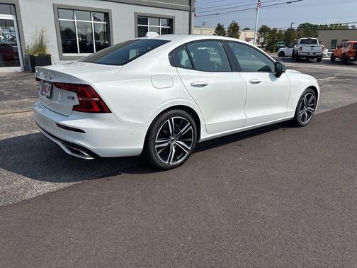 2022 Volvo S60 B5 R-Design