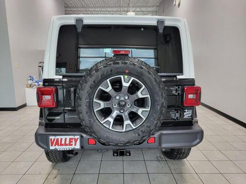 Black Clearcoat 2026 Jeep Wrangler Sahara