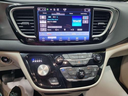 Brilliant Black Crystal Pearlcoat 2023 Chrysler Pacifica Touring-L