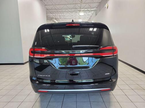 PXJ 2027 Chrysler Pacifica SELECT