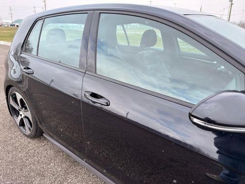 Deep Black Pearl Effect 2016 Volkswagen Golf GTI 2.0T SE 4-Door